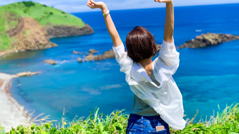 メール管理から開放されてリフレッシュする女性のイメージ