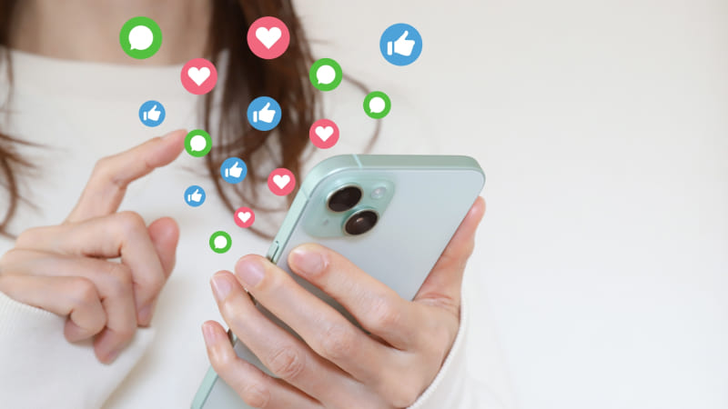 チャットツールのイメージ画像。女性がスマホを操作しています。